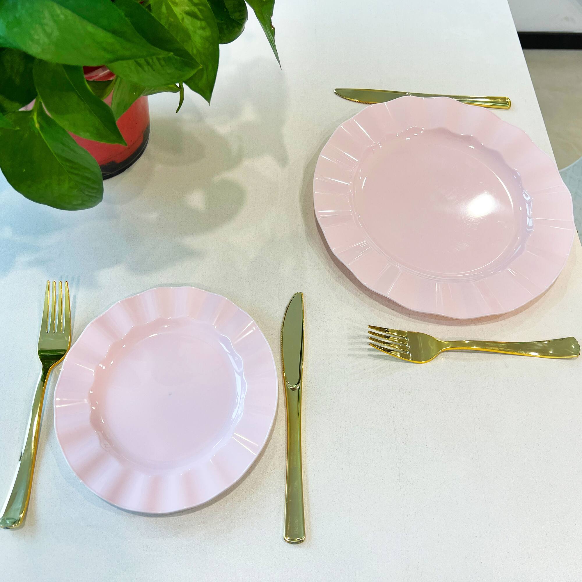 7" & 10" Wavy Rim Plastic Plates